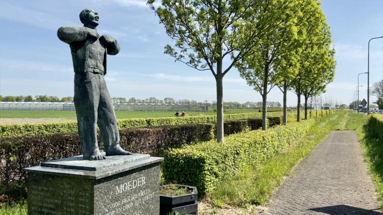 Het monument Moeder langs de provinciale weg N217 bij Heinenoord